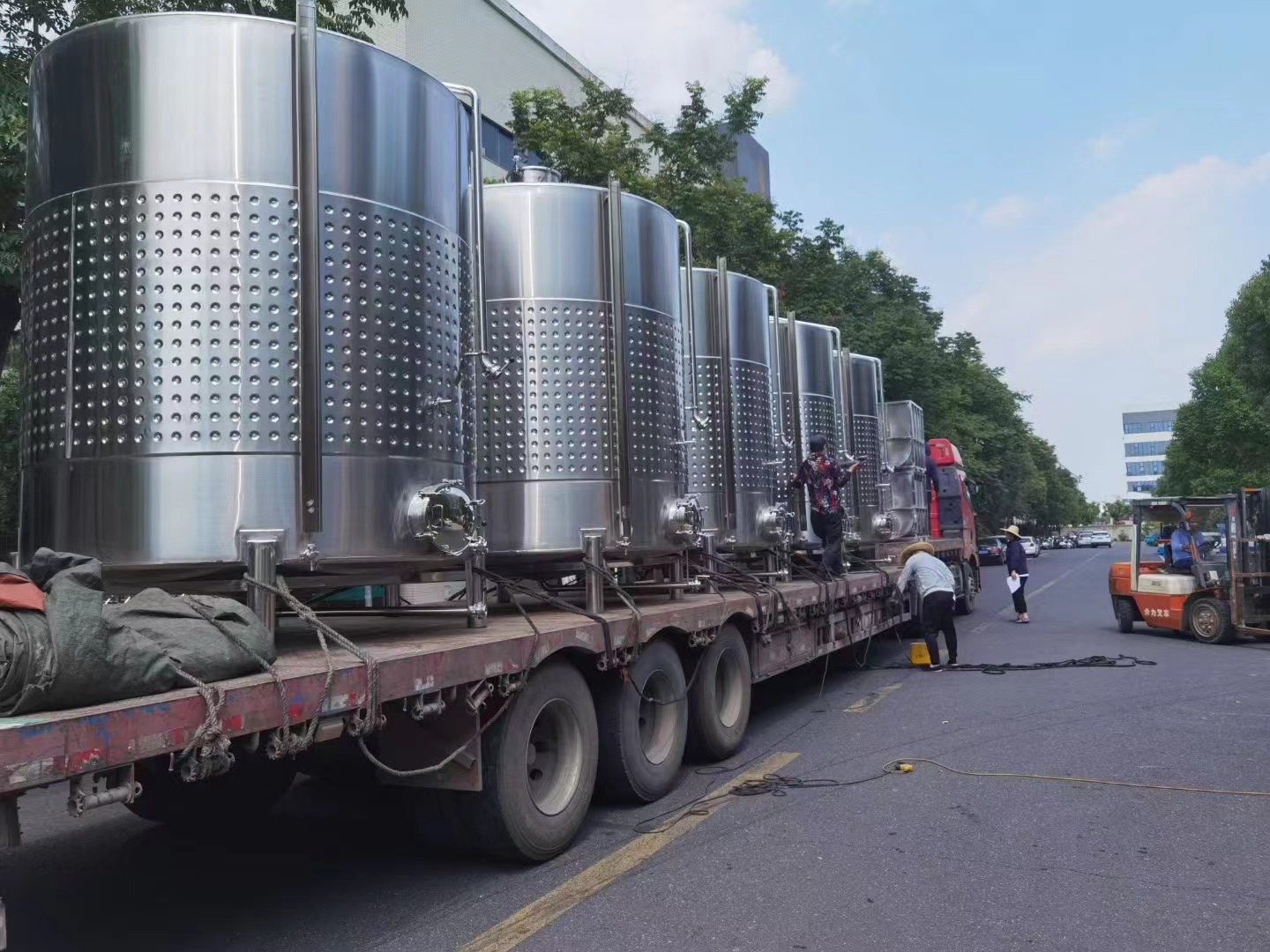 山東濰坊市安丘市的一車果酒設(shè)備已發(fā)出！